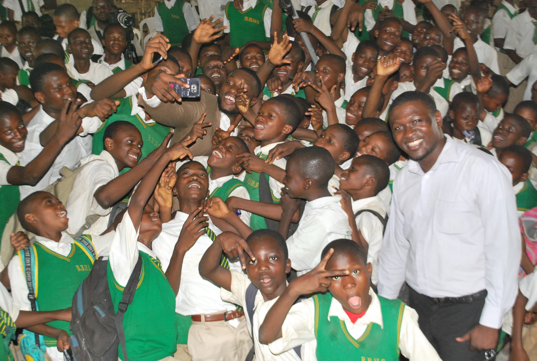 Emmanuel-Ikubueze-taking-a-selfie-with-the-students